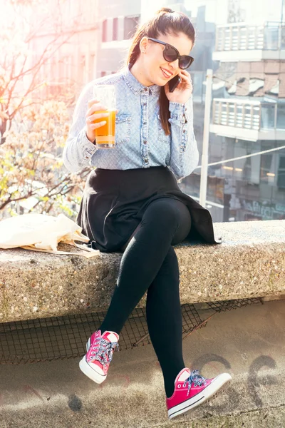 Fille avec bière et communication sur téléphone portable — Photo