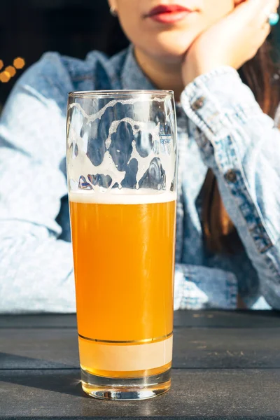 Bicchieri di birra e femminile — Foto Stock