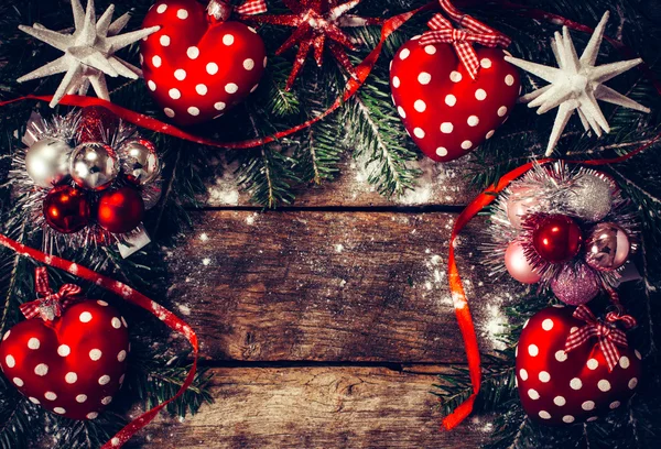 Decoración de Navidad en tablero de madera viejo — Foto de Stock