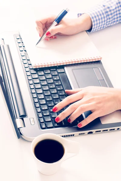 Frau tippt auf Laptop-Tastatur — Stockfoto