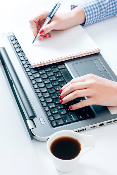 Mulher digitando e escrevendo no escritório — Fotografia de Stock