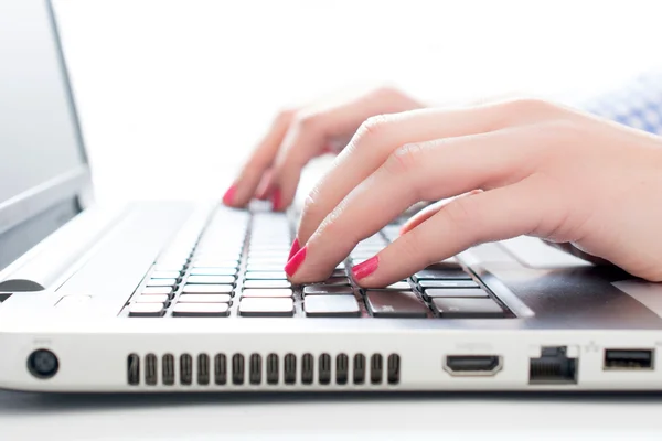 Las manos femeninas en el teclado portátil —  Fotos de Stock