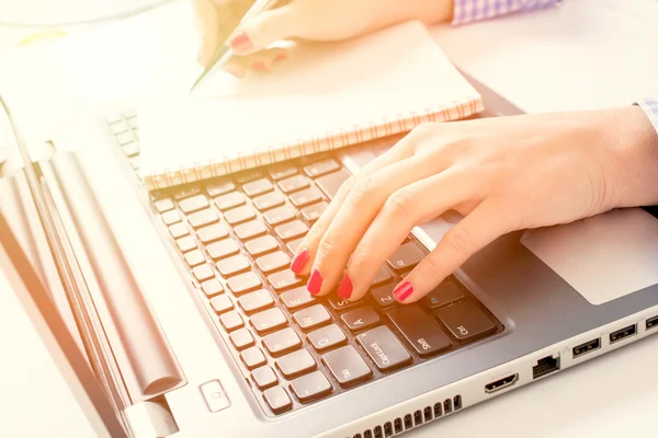 Vrouw typen op laptop toetsenbord — Stockfoto