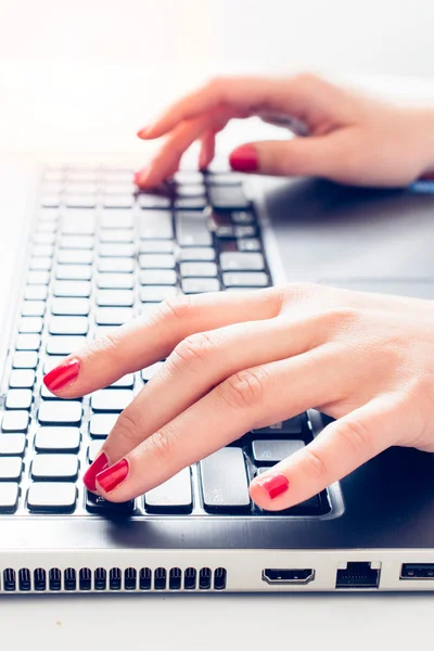 Las manos femeninas escribiendo en el ordenador portátil — Foto de Stock