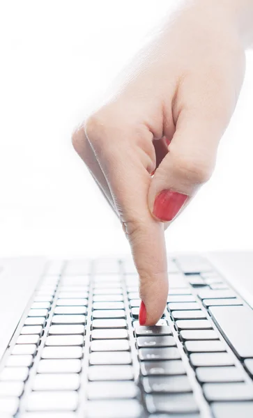 Dedo femenino presionando las teclas del ordenador — Foto de Stock