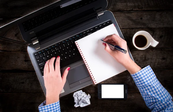 Händer på keyboard och anteckningar — Stockfoto