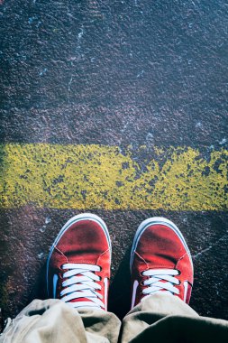 Sarı çizginin arkasına bacaklar mans