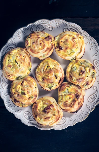 Gebäck-Snack mit Schinken und Käse — Stockfoto