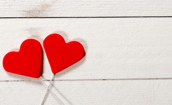 Rode harten op houten achtergrond — Stockfoto