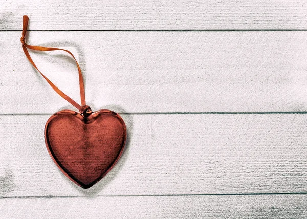 Coeur rouge sur fond en bois — Photo