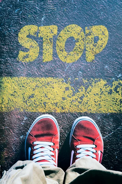 Mans legs behind the yellow line — Stock Photo, Image