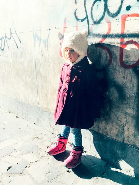 Enfant en plein air le jour d'hiver ensoleillé — Photo