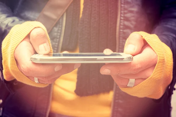 Man te typen op zijn mobiele telefoon — Stockfoto