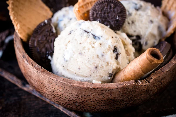 Stracciatella homemade ice cream and cookies