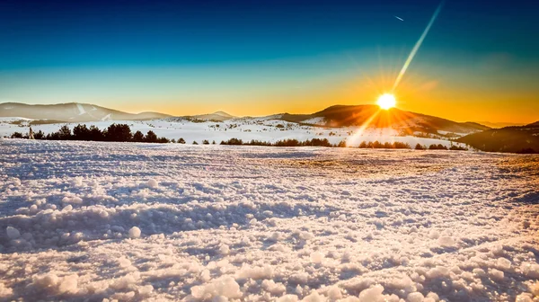 以日落的美丽冬季景观。 — 图库照片