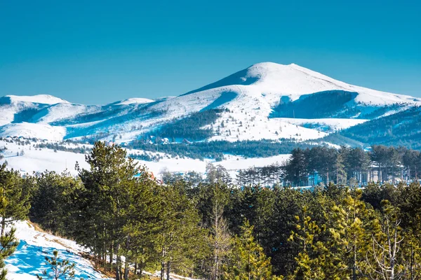 Landskap av berg täckta med snö — Stockfoto