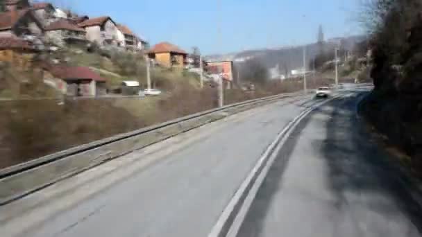 Szybko autobusem na drodze — Wideo stockowe