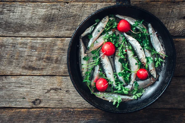 Smelt fishes in old pan with blank space — Stock Image Smelt fishes in old pan with blank space Stock Photo
