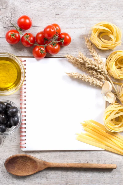 Traditionele Italiaanse pasta en ingrediënten — Stockfoto