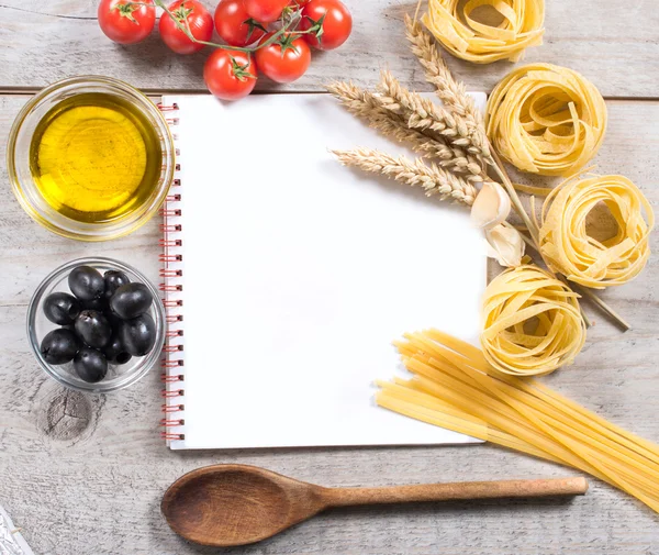 Pasta's, ingrediants en lege kookboek — Stockfoto