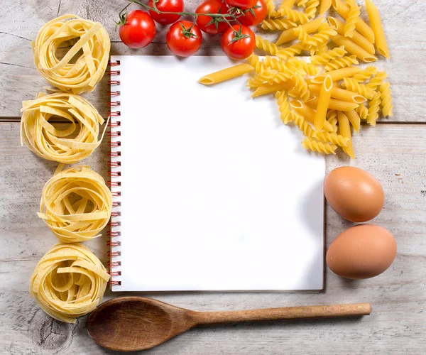 Livro de cozinha com set up para preparar cozinha italiana — Fotografia de Stock