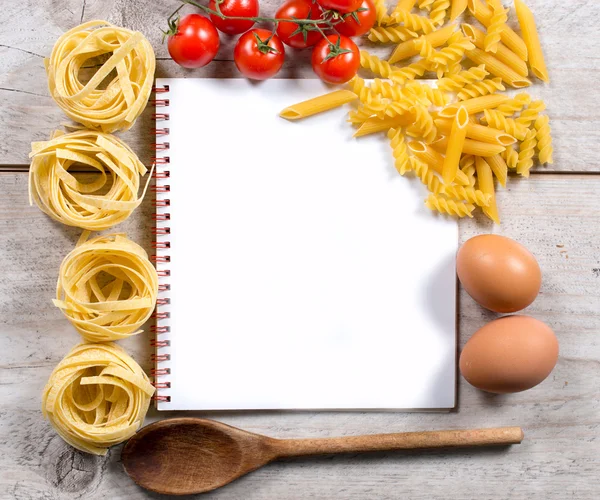 Livre de cuisine avec mis en place pour préparer la cuisine italienne — Photo