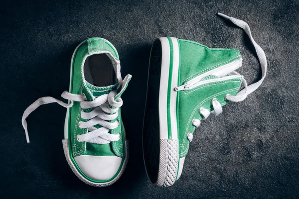 Пара маленьких зеленых кроссовок — стоковое фото