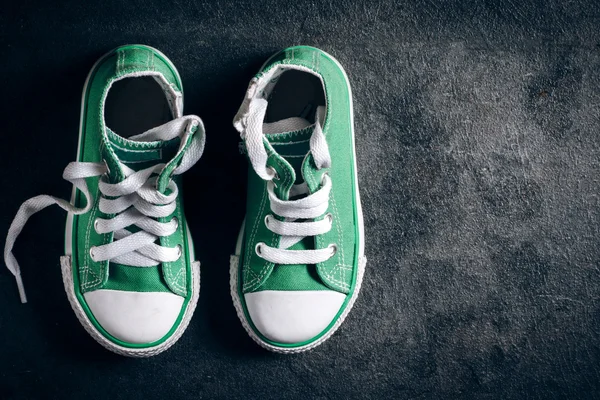 Par de pequenos sneackers verdes — Fotografia de Stock