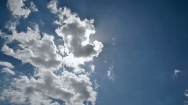 Güneş bulutların ardında saklanıyor