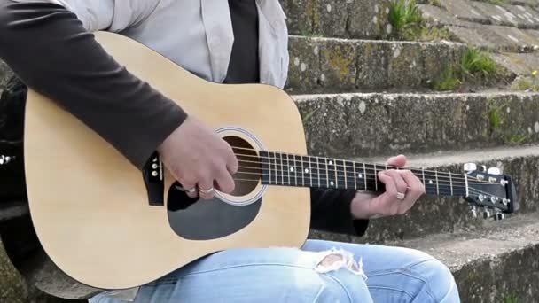 Hombre tocando la guitarra — Vídeos de Stock