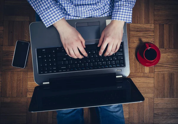 Vrouw met laptopcomputer tijdens de pauzetijd — Stockfoto