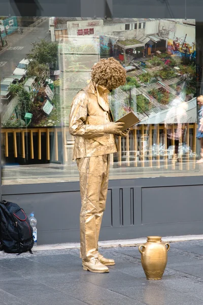 Homem fazendo performance de rua — Fotografia de Stock