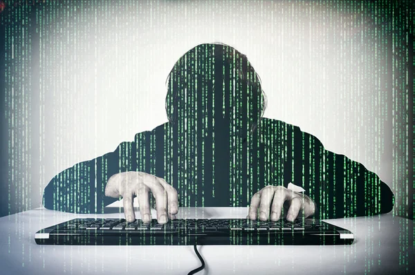 Хакер печатает на клавиатуре — стоковое фото