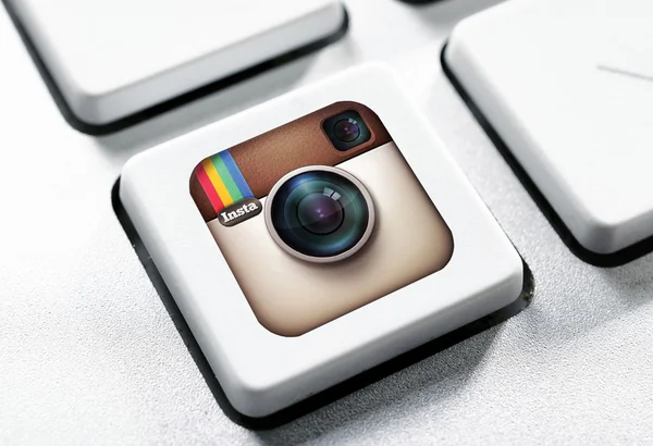 Instagram program placeras på en knapp — Stockfoto