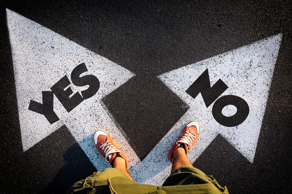 Весы за и против. Взвесив все за и против. Взвешиваем риски. Взвесив все за и против. Весы с чашами.