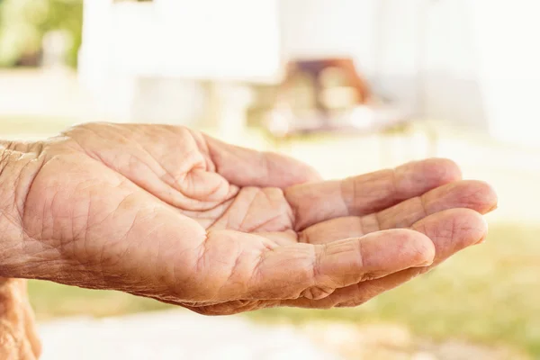 Oude vrouw hand — Stockfoto