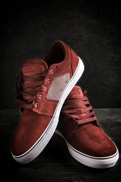 Красные кроссовки на темном фоне — стоковое фото
