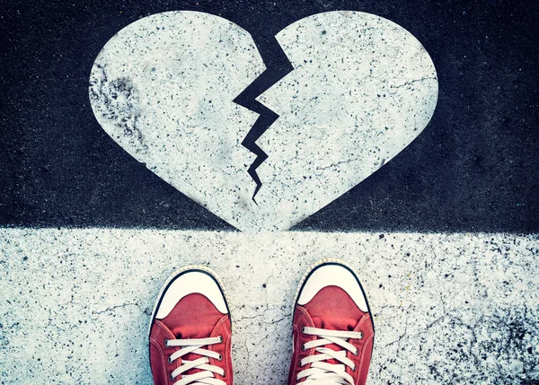 Schild mit gebrochenem Herzen auf der Straße — Stockfoto