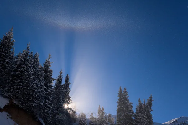 Ουράνιο τόξο χειμώνα στα βουνά — Φωτογραφία Αρχείου