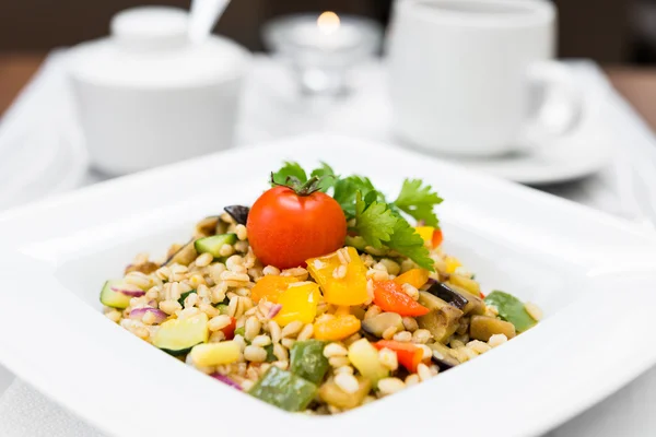 Жемчужная ячменная каша с овощами на квадратной тарелке — стоковое фото