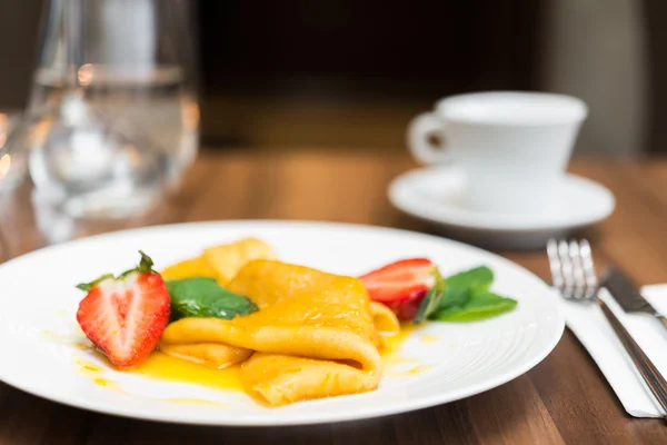 Fried pancake with strawberry and maple syrup — Stock Photo, Image