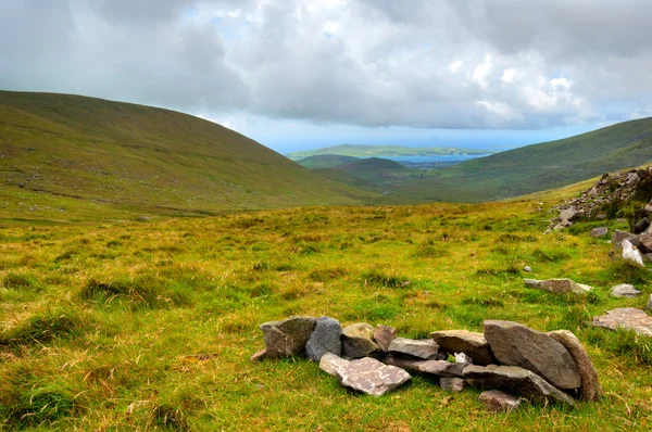 Krajinné pohled nad zelenými kopci v Ring of Kerry — Stock fotografie