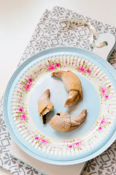 Rouleaux de croissant au chocolat (croissants) avec garniture de sucre glacé — Photo