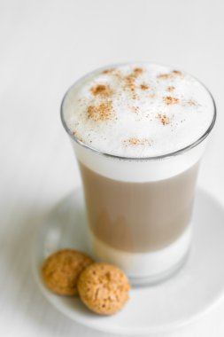 Cafe latte bisküvi ile bardak