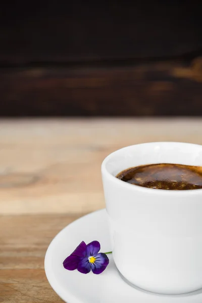 Ahşap masa üzerinde beyaz fincan Espresso kahve — Stok fotoğraf