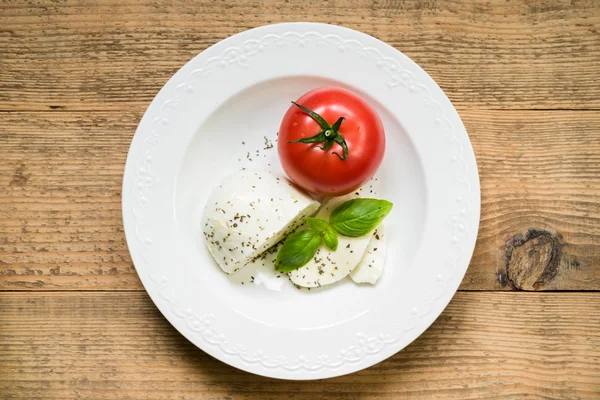 Mozzarella med tomat och färsk basilika som caprese sallad ingr — Stockfoto