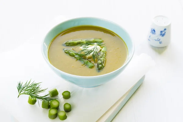 Asparagus soup in a bowl with fresh cream, dill and chive — Stock Photo, Image