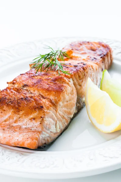 Salmón con limón y eneldo — Foto de Stock