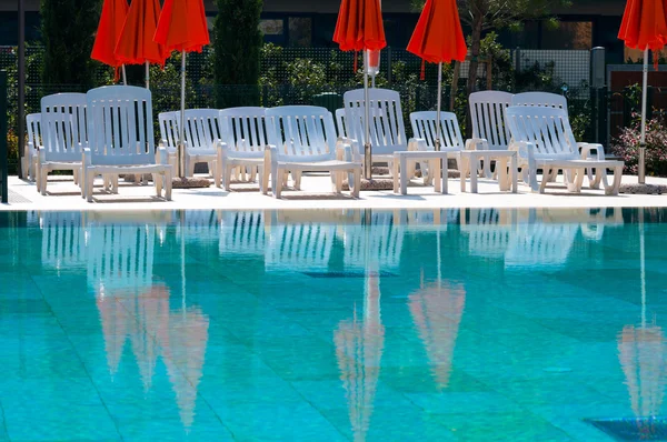 Piscina com guarda-chuvas — Fotografia de Stock