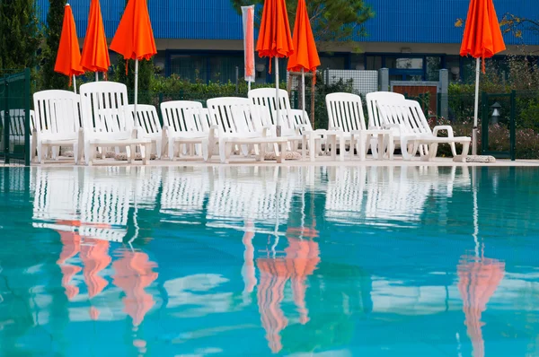 Piscina com guarda-chuvas — Fotografia de Stock